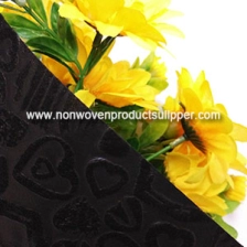 Cina Tessuto non intessuto goffrato GT-HSBLACK PP di colore nero a forma di cuore per carta da decorazione produttore