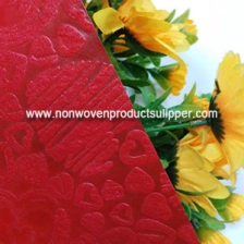 China Rote Farbe herzförmige Prägung GT-HSRE01 Polypropylen Spunbonded Non Woven Rose Blume Verpackung Rollen Hersteller