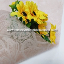 China Großhandelsherz-förmige Prägung GT-LSHSLIPI01 pp. Spunbonded nicht gesponnene Blumen-Verpackung für Valentinstag Hersteller