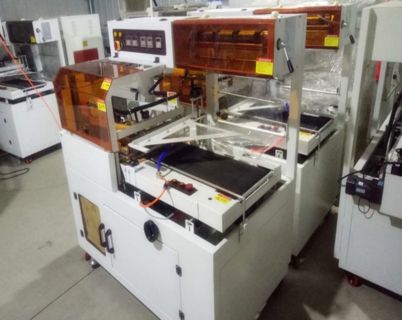 Automatic label shrink packaging machine