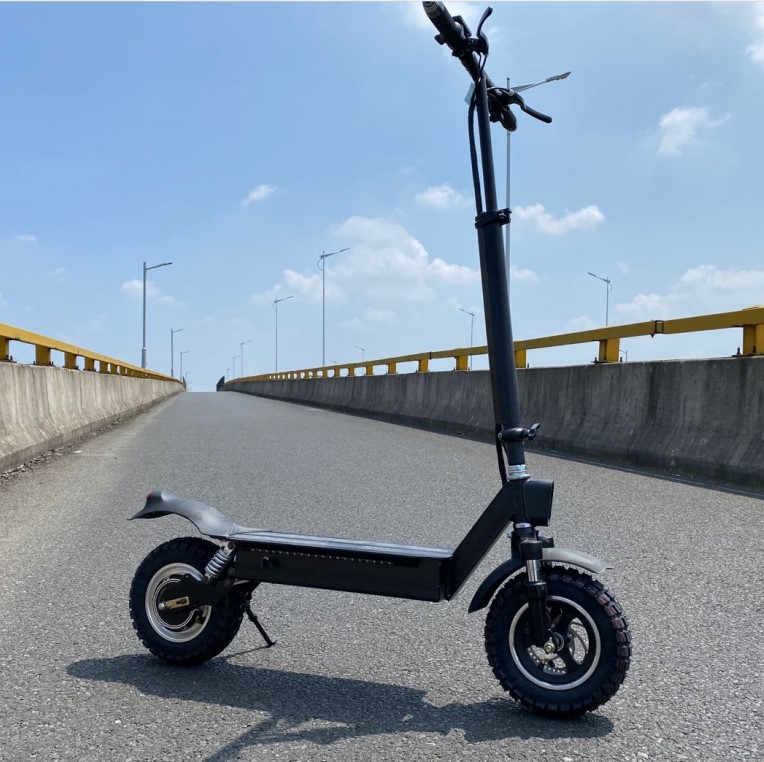 Chine hors route 11 pouces 1000w moteur 48V 15Ah scooter électrique puissant fabricant