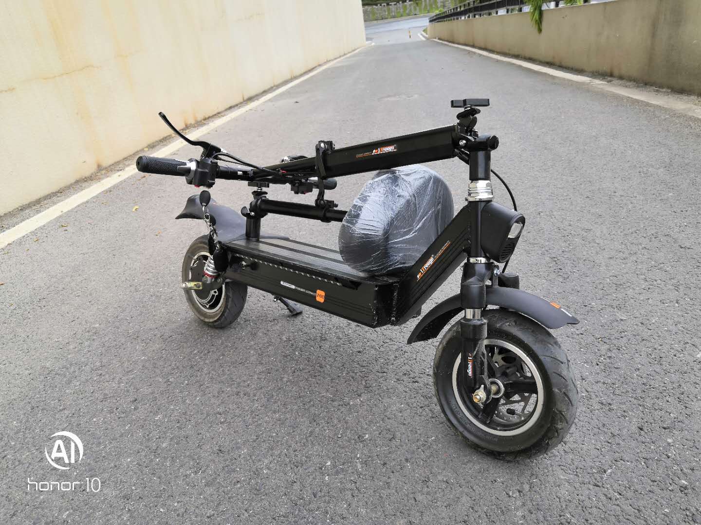 Cina fuoristrada 11 pollici 1000w motore 48V 15Ah potente scooter elettrico produttore