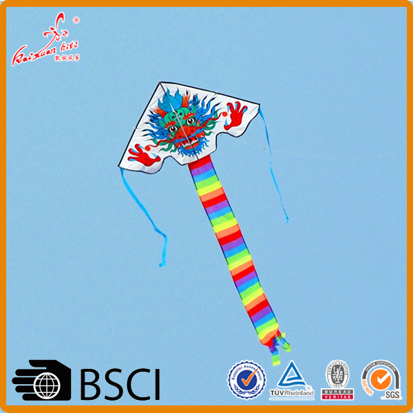 从潍坊风筝制造商容易地飞行与长尾巴的中国龙风筝三角洲风筝