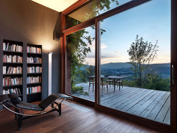 Pavillon préfabriqué contemporain touché au soleil