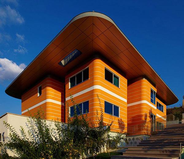 Atmosphère vivante dans et autour de cette maison unique d'Orange Prefab