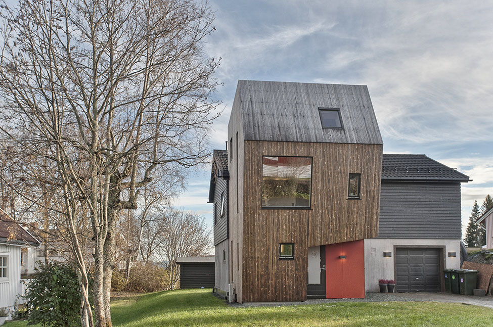 Casa Moderna Asimmetrica in Norvegia per una Famiglia di Quattro