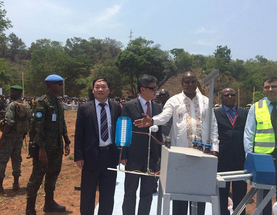 Réimpression ： Le président de la République centrafricaine assiste à la cérémonie de lancement de l