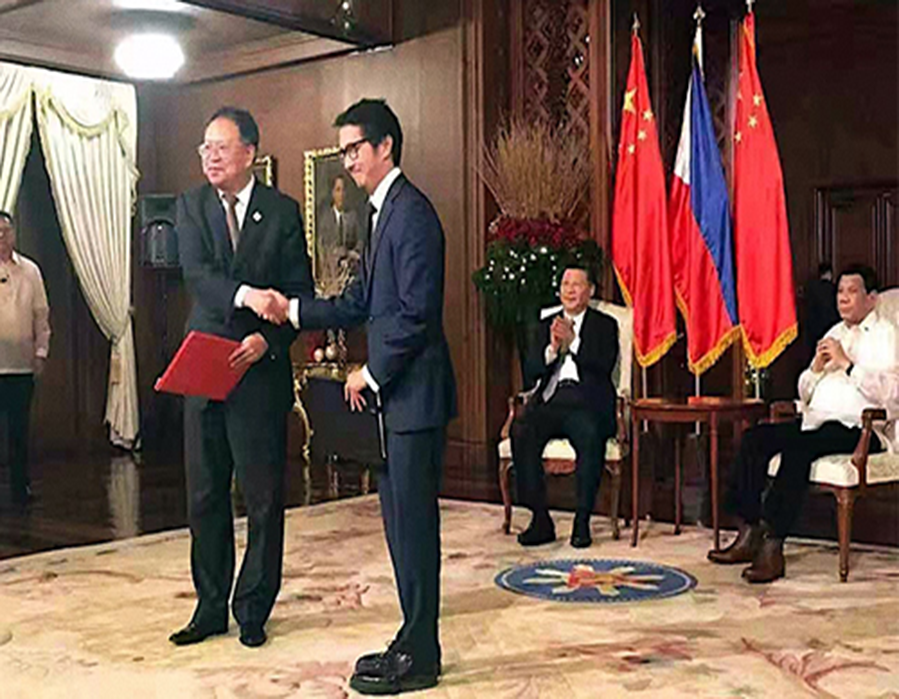 Réimpression: deux contrats signés en présence des chefs chinois et philippin