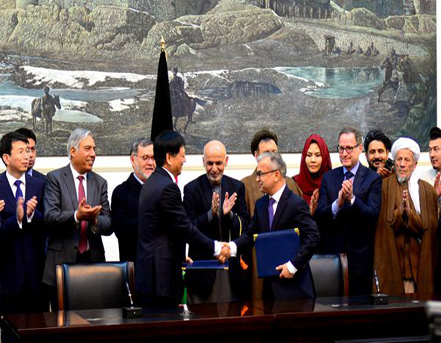 Réimpression: Le président de l'Afghanistan assiste à la signature d'un contrat pour la répa