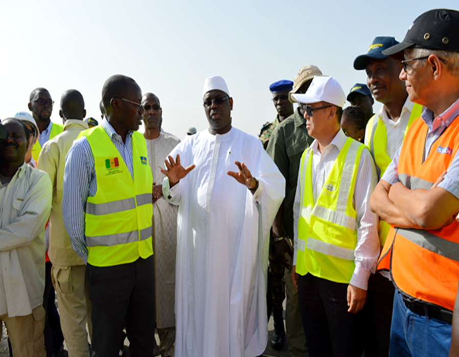 Réimpression: Le président sénégalais Macky Sall visite le projet d'autoroute à péage THIES-TOUB
