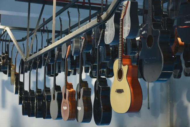 China Cross-border RMB "through train" service helps Guizhou Zhengan Guitar "go global&quot manufacturer