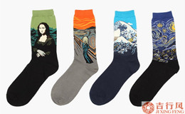 Poner calcetines de arte en tus pies