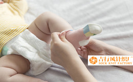 Schneiden Sie den Faden aus dem Baby Socken