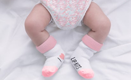 O bebê deveria usar meias?