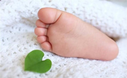 Moet de baby sokken dragen tijdens het slapen?