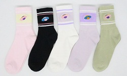 The white socks are dyed, how to remove the color？