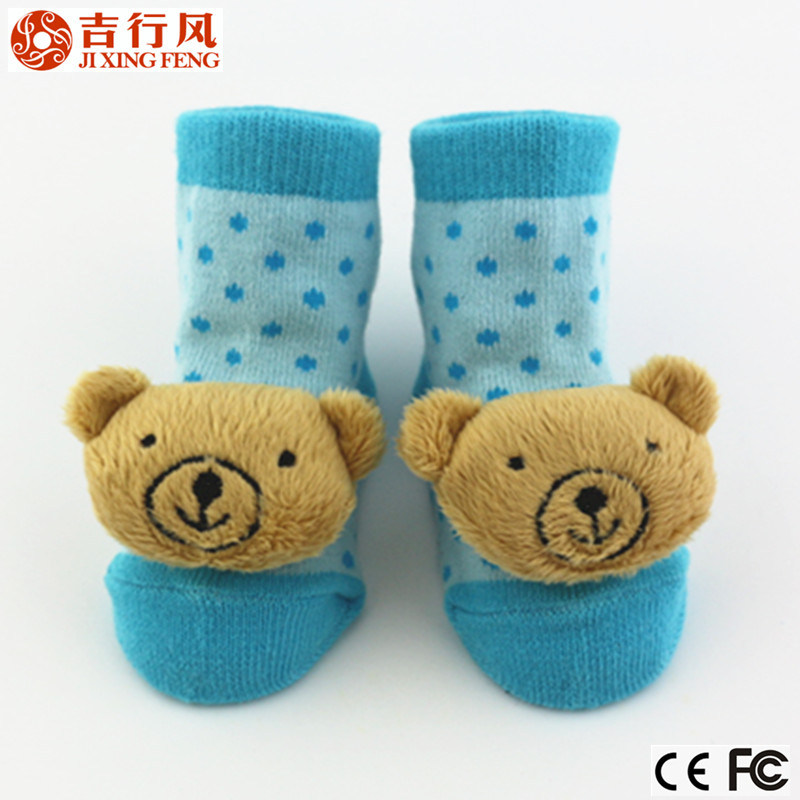 China beste babysokjes fabrikant, op maat gemaakte schattige katoenen babysokjes met berenpopdecoratie