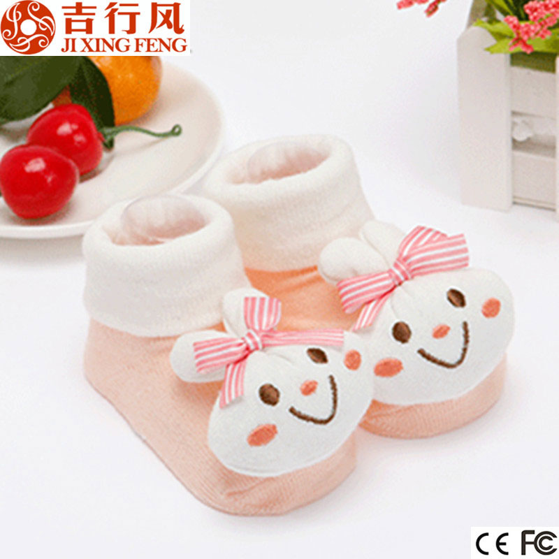 中国袜子制造商批发定制流行的兔子中性可爱的防滑婴儿袜