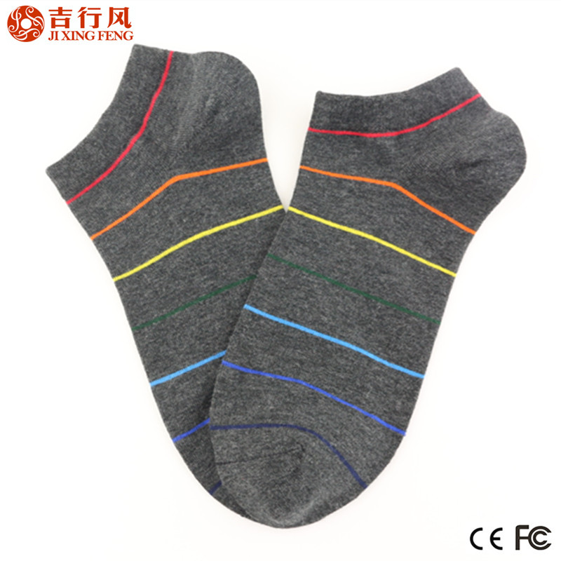 Nuevo estilo de la manera del diseño de calcetines rayados grises del mens, hecho del algodón y de la insignia modificada para requisitos particulares