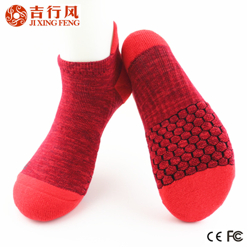 最新风格流行的红色纯棉运动毛巾袜，定制logo和颜色