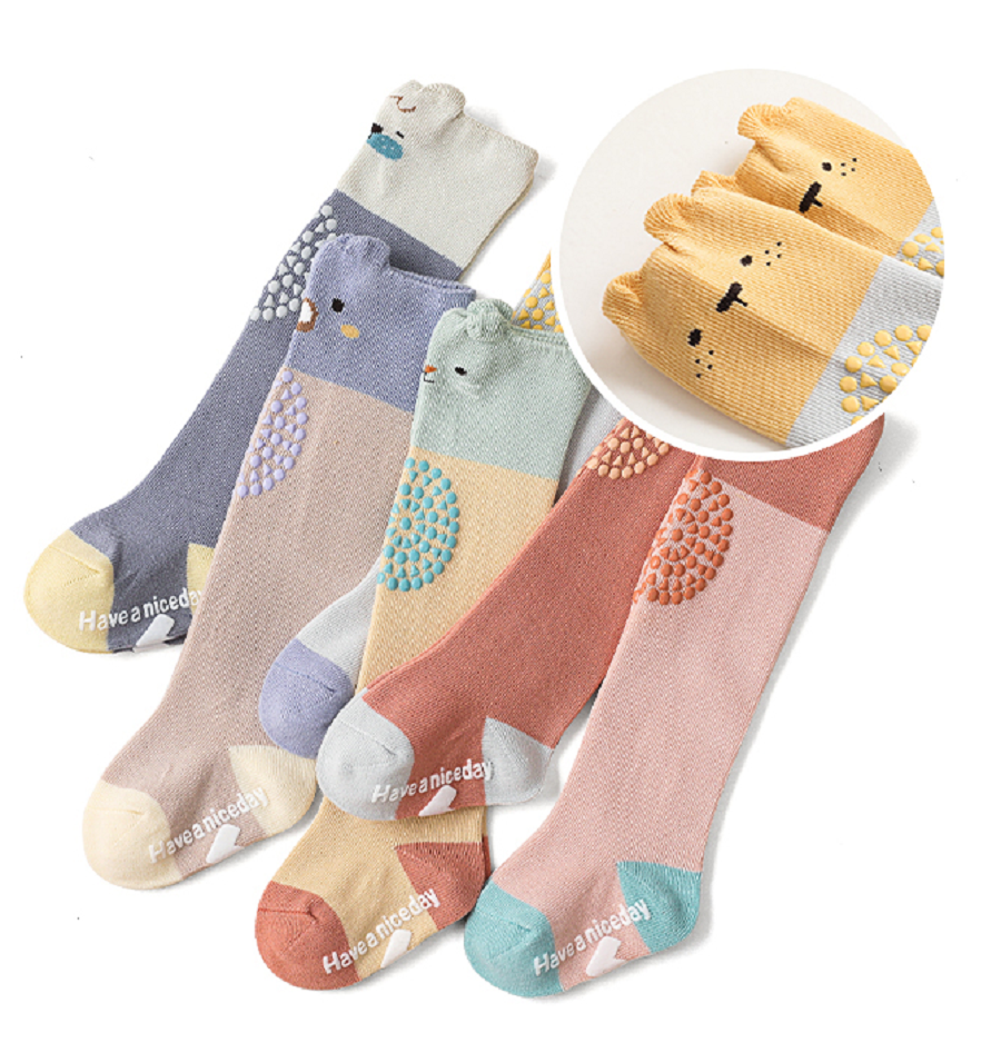 Dibujos animados algodón calcetines recién nacidos proveedores, diseño de dibujos animados de moda calcetines de bebé fabricante