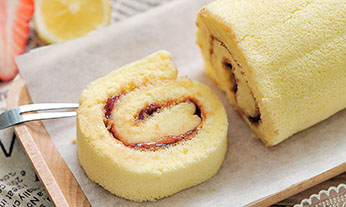 ロールケーキを巻くときにスポンジケーキが割れるのはなぜですか？
