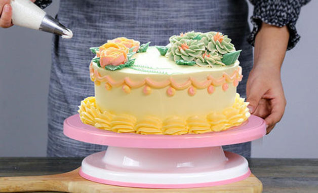 簡単で滑らかなフロスティングのための最高のケーキターンテーブル
