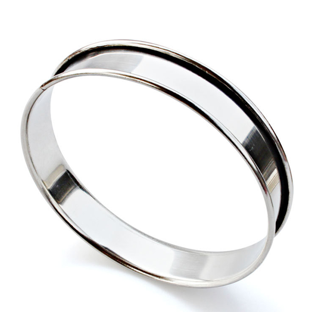 Stainless steel tart ring with roll edge flat surface